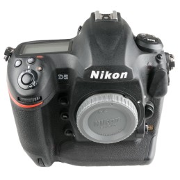 Nikon D5 usata 85.640...