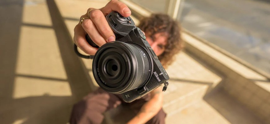 Nikon Z5IIC monitor orientabile